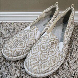 Cloudsteppers by Clarks Step Glow Slip Beige Macrame Slip On Sneakers Sz 9.5